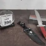 01 FACA TÁTICA FULL TANG 30CM COM FIEL NO GOMO CABO DE MADEIRA E BAINHA EM COURO SINTÉTICO. (NO ESTADO) ATENÇÃO! FAZER A VISITAÇÃO ANTES DE ARREMATAR, NÃO SABEMOS SE FUNCIONA, LEILÃO NÃO TEM GARANTIA E NEM DEVOLUÇÃO, SUJEITO A POSSÍVEIS AVARIAS VISÍVEIS/OCULTAS E/OU AUSÊNCIA DE COMPONENTES.