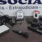 02 ROTEADORES, 01 MOUSE SEM FIO, 01 SCANNER PORTÁTIL, 01MICROFONE MARCA INOVOX COM CABO E VÁRIOS CARREGADORES E FONTES DIVERSOS. (NO ESTADO) ATENÇÃO! FAZER A VISITAÇÃO ANTES DE ARREMATAR, NÃO SABEMOS SE FUNCIONA, LEILÃO NÃO TEM GARANTIA E NEM DEVOLUÇÃO, SUJEITO A POSSÍVEIS AVARIAS VISÍVEIS/OCULTAS E/OU AUSÊNCIA DE COMPONENTES.