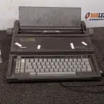 01 MÁQUINA DE DATILOGRAFIA MODELO PRÁXIS 201-II MARCA OLIVETTI. (NO ESTADO) ATENÇÃO! FAZER A VISITAÇÃO ANTES DE ARREMATAR, NÃO SABEMOS SE FUNCIONA, LEILÃO NÃO TEM GARANTIA E NEM DEVOLUÇÃO, SUJEITO A POSSÍVEIS AVARIAS VISÍVEIS/OCULTAS E/OU AUSÊNCIA DE COMPONENTES.