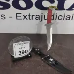01 FACA TÁTICA FULL TANG 30CM COM FIEL NO GOMO CABO DE MADEIRA E BAINHA EM COURO SINTÉTICO. (NO ESTADO) ATENÇÃO! FAZER A VISITAÇÃO ANTES DE ARREMATAR, NÃO SABEMOS SE FUNCIONA, LEILÃO NÃO TEM GARANTIA E NEM DEVOLUÇÃO, SUJEITO A POSSÍVEIS AVARIAS VISÍVEIS/OCULTAS E/OU AUSÊNCIA DE COMPONENTES.