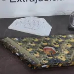 01 CITARA COM PARTITURAS. (NO ESTADO) ATENÇÃO! FAZER A VISITAÇÃO ANTES DE ARREMATAR, NÃO SABEMOS SE FUNCIONA, LEILÃO NÃO TEM GARANTIA E NEM DEVOLUÇÃO, SUJEITO A POSSÍVEIS AVARIAS VISÍVEIS/OCULTAS E/OU AUSÊNCIA DE COMPONENTES.