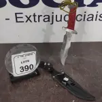 01 FACA TÁTICA FULL TANG 30CM COM FIEL NO GOMO CABO DE MADEIRA E BAINHA EM COURO SINTÉTICO. (NO ESTADO) ATENÇÃO! FAZER A VISITAÇÃO ANTES DE ARREMATAR, NÃO SABEMOS SE FUNCIONA, LEILÃO NÃO TEM GARANTIA E NEM DEVOLUÇÃO, SUJEITO A POSSÍVEIS AVARIAS VISÍVEIS/OCULTAS E/OU AUSÊNCIA DE COMPONENTES.