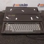 01 MÁQUINA DE DATILOGRAFIA MODELO PRÁXIS 201-II MARCA OLIVETTI. (NO ESTADO) ATENÇÃO! FAZER A VISITAÇÃO ANTES DE ARREMATAR, NÃO SABEMOS SE FUNCIONA, LEILÃO NÃO TEM GARANTIA E NEM DEVOLUÇÃO, SUJEITO A POSSÍVEIS AVARIAS VISÍVEIS/OCULTAS E/OU AUSÊNCIA DE COMPONENTES.