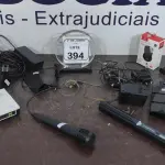 02 ROTEADORES, 01 MOUSE SEM FIO, 01 SCANNER PORTÁTIL, 01MICROFONE MARCA INOVOX COM CABO E VÁRIOS CARREGADORES E FONTES DIVERSOS. (NO ESTADO) ATENÇÃO! FAZER A VISITAÇÃO ANTES DE ARREMATAR, NÃO SABEMOS SE FUNCIONA, LEILÃO NÃO TEM GARANTIA E NEM DEVOLUÇÃO, SUJEITO A POSSÍVEIS AVARIAS VISÍVEIS/OCULTAS E/OU AUSÊNCIA DE COMPONENTES.