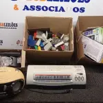 01 ASPIRADOR ROBÔ MARCA MULTILASER, 01 HEADSET MARCA INOVA, 02 CALCULADORAS, 01 MÁQUINA DE CARTÃO MODENINHA PRO, 01 JOYSTICK DE VÍDEO GAME, 01 SCANNER 110V MARCA MENNO, 01 APARELHO DE SOM PORTÁTIL MARCA MONDIAL, 03 MOUSES SEM FIO, 01 TECLADO SEM FIO PARA PC, 02 TELEFONES FIXOS E VÁRIOS CARIMBOS E ELETRÔNICOS DIVERSOS. (NO ESTADO) ATENÇÃO! FAZER A VISITAÇÃO ANTES DE ARREMATAR, NÃO SABEMOS SE FUNCIONA, LEILÃO NÃO TEM GARANTIA E NEM DEVOLUÇÃO, SUJEITO A POSSÍVEIS AVARIAS VISÍVEIS/OCULTAS E/OU AUSÊNCIA DE COMPONENTES.