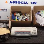 01 ASPIRADOR ROBÔ MARCA MULTILASER, 01 HEADSET MARCA INOVA, 02 CALCULADORAS, 01 MÁQUINA DE CARTÃO MODENINHA PRO, 01 JOYSTICK DE VÍDEO GAME, 01 SCANNER 110V MARCA MENNO, 01 APARELHO DE SOM PORTÁTIL MARCA MONDIAL, 03 MOUSES SEM FIO, 01 TECLADO SEM FIO PARA PC, 02 TELEFONES FIXOS E VÁRIOS CARIMBOS E ELETRÔNICOS DIVERSOS. (NO ESTADO) ATENÇÃO! FAZER A VISITAÇÃO ANTES DE ARREMATAR, NÃO SABEMOS SE FUNCIONA, LEILÃO NÃO TEM GARANTIA E NEM DEVOLUÇÃO, SUJEITO A POSSÍVEIS AVARIAS VISÍVEIS/OCULTAS E/OU AUSÊNCIA DE COMPONENTES.
