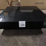 01 MESA DE CENTRO QUADRADA ESPELHADA ESCURA.  (NO ESTADO) ATENÇÃO! FAZER A VISITAÇÃO ANTES DE ARREMATAR, NÃO SABEMOS SE FUNCIONA, LEILÃO NÃO TEM GARANTIA E NEM DEVOLUÇÃO, SUJEITO A POSSÍVEIS AVARIAS VISÍVEIS/OCULTAS E/OU AUSÊNCIA DE COMPONENTES.