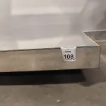 01 MESA DE CENTRO QUADRADA ESPELHADA. (NO ESTADO) ATENÇÃO! FAZER A VISITAÇÃO ANTES DE ARREMATAR, NÃO SABEMOS SE FUNCIONA, LEILÃO NÃO TEM GARANTIA E NEM DEVOLUÇÃO, SUJEITO A POSSÍVEIS AVARIAS VISÍVEIS/OCULTAS E/OU AUSÊNCIA DE COMPONENTES.