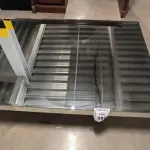 01 MESA DE CENTRO RETANGULAR ESPELHADA.  (NO ESTADO) ATENÇÃO! FAZER A VISITAÇÃO ANTES DE ARREMATAR, NÃO SABEMOS SE FUNCIONA, LEILÃO NÃO TEM GARANTIA E NEM DEVOLUÇÃO, SUJEITO A POSSÍVEIS AVARIAS VISÍVEIS/OCULTAS E/OU AUSÊNCIA DE COMPONENTES.