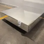 01 MESA DE CENTRO QUADRADA ESPELHADA. (NO ESTADO) ATENÇÃO! FAZER A VISITAÇÃO ANTES DE ARREMATAR, NÃO SABEMOS SE FUNCIONA, LEILÃO NÃO TEM GARANTIA E NEM DEVOLUÇÃO, SUJEITO A POSSÍVEIS AVARIAS VISÍVEIS/OCULTAS E/OU AUSÊNCIA DE COMPONENTES.