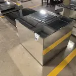 01 MESA DE CENTRO EM DESIGNER CÚBICO ESPELHADA. (NO ESTADO) ATENÇÃO! FAZER A VISITAÇÃO ANTES DE ARREMATAR, NÃO SABEMOS SE FUNCIONA, LEILÃO NÃO TEM GARANTIA E NEM DEVOLUÇÃO, SUJEITO A POSSÍVEIS AVARIAS VISÍVEIS/OCULTAS E/OU AUSÊNCIA DE COMPONENTES.