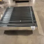01 MESA DE CENTRO QUADRADA ESPELHADA.  (NO ESTADO) ATENÇÃO! FAZER A VISITAÇÃO ANTES DE ARREMATAR, NÃO SABEMOS SE FUNCIONA, LEILÃO NÃO TEM GARANTIA E NEM DEVOLUÇÃO, SUJEITO A POSSÍVEIS AVARIAS VISÍVEIS/OCULTAS E/OU AUSÊNCIA DE COMPONENTES.