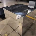 01 MESA DE CENTRO EM DESIGNER CÚBICO ESPELHADA. (NO ESTADO) ATENÇÃO! FAZER A VISITAÇÃO ANTES DE ARREMATAR, NÃO SABEMOS SE FUNCIONA, LEILÃO NÃO TEM GARANTIA E NEM DEVOLUÇÃO, SUJEITO A POSSÍVEIS AVARIAS VISÍVEIS/OCULTAS E/OU AUSÊNCIA DE COMPONENTES.