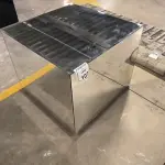 01 MESA DE CENTRO EM DESIGNER CÚBICO ESPELHADA. (NO ESTADO) ATENÇÃO! FAZER A VISITAÇÃO ANTES DE ARREMATAR, NÃO SABEMOS SE FUNCIONA, LEILÃO NÃO TEM GARANTIA E NEM DEVOLUÇÃO, SUJEITO A POSSÍVEIS AVARIAS VISÍVEIS/OCULTAS E/OU AUSÊNCIA DE COMPONENTES.