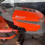 01 TRATOR CORTADOR DE GRAMA TS142 DA HUSQVARNA A GASOLINA 19 HP. (NO ESTADO) ATENÇÃO! FAZER A VISITAÇÃO ANTES DE ARREMATAR, NÃO SABEMOS SE FUNCIONA, LEILÃO NÃO TEM GARANTIA E NEM DEVOLUÇÃO, SUJEITO A POSSÍVEIS AVARIAS VISÍVEIS/OCULTAS E/OU AUSÊNCIA DE COMPONENTES.