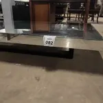 01 MESA DE CENTRO RETANGULAR ESPELHADA.  (NO ESTADO) ATENÇÃO! FAZER A VISITAÇÃO ANTES DE ARREMATAR, NÃO SABEMOS SE FUNCIONA, LEILÃO NÃO TEM GARANTIA E NEM DEVOLUÇÃO, SUJEITO A POSSÍVEIS AVARIAS VISÍVEIS/OCULTAS E/OU AUSÊNCIA DE COMPONENTES.