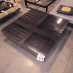01 MESA DE CENTRO QUADRADA ESPELHADA.  (NO ESTADO) ATENÇÃO! FAZER A VISITAÇÃO ANTES DE ARREMATAR, NÃO SABEMOS SE FUNCIONA, LEILÃO NÃO TEM GARANTIA E NEM DEVOLUÇÃO, SUJEITO A POSSÍVEIS AVARIAS VISÍVEIS/OCULTAS E/OU AUSÊNCIA DE COMPONENTES.
