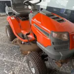 01 TRATOR CORTADOR DE GRAMA TS142 DA HUSQVARNA A GASOLINA 19 HP. (NO ESTADO) ATENÇÃO! FAZER A VISITAÇÃO ANTES DE ARREMATAR, NÃO SABEMOS SE FUNCIONA, LEILÃO NÃO TEM GARANTIA E NEM DEVOLUÇÃO, SUJEITO A POSSÍVEIS AVARIAS VISÍVEIS/OCULTAS E/OU AUSÊNCIA DE COMPONENTES.