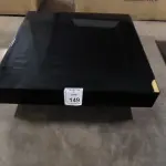 01 MESA DE CENTRO QUADRADA ESPELHADA ESCURA.  (NO ESTADO) ATENÇÃO! FAZER A VISITAÇÃO ANTES DE ARREMATAR, NÃO SABEMOS SE FUNCIONA, LEILÃO NÃO TEM GARANTIA E NEM DEVOLUÇÃO, SUJEITO A POSSÍVEIS AVARIAS VISÍVEIS/OCULTAS E/OU AUSÊNCIA DE COMPONENTES.