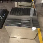 01 MESA DE CENTRO EM DESIGNER CÚBICO ESPELHADA. (NO ESTADO) ATENÇÃO! FAZER A VISITAÇÃO ANTES DE ARREMATAR, NÃO SABEMOS SE FUNCIONA, LEILÃO NÃO TEM GARANTIA E NEM DEVOLUÇÃO, SUJEITO A POSSÍVEIS AVARIAS VISÍVEIS/OCULTAS E/OU AUSÊNCIA DE COMPONENTES.