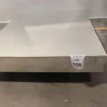 01 MESA DE CENTRO QUADRADA ESPELHADA. (NO ESTADO) ATENÇÃO! FAZER A VISITAÇÃO ANTES DE ARREMATAR, NÃO SABEMOS SE FUNCIONA, LEILÃO NÃO TEM GARANTIA E NEM DEVOLUÇÃO, SUJEITO A POSSÍVEIS AVARIAS VISÍVEIS/OCULTAS E/OU AUSÊNCIA DE COMPONENTES.