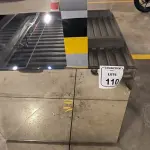 01 MESA DE CENTRO EM DESIGNER CÚBICO ESPELHADA. (NO ESTADO) ATENÇÃO! FAZER A VISITAÇÃO ANTES DE ARREMATAR, NÃO SABEMOS SE FUNCIONA, LEILÃO NÃO TEM GARANTIA E NEM DEVOLUÇÃO, SUJEITO A POSSÍVEIS AVARIAS VISÍVEIS/OCULTAS E/OU AUSÊNCIA DE COMPONENTES.
