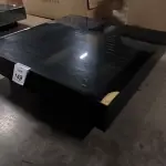 01 MESA DE CENTRO QUADRADA ESPELHADA ESCURA.  (NO ESTADO) ATENÇÃO! FAZER A VISITAÇÃO ANTES DE ARREMATAR, NÃO SABEMOS SE FUNCIONA, LEILÃO NÃO TEM GARANTIA E NEM DEVOLUÇÃO, SUJEITO A POSSÍVEIS AVARIAS VISÍVEIS/OCULTAS E/OU AUSÊNCIA DE COMPONENTES.