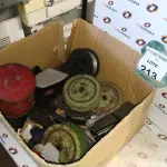 02 ROLOS DE ARAME, 01 FUNIL DE ÓLEO, 01 LEITOR DE CARTÃO, 01 LEITOR BIOMÉTRICO E VÁRIOS PERFURADORES DE PAPEL MANUAL. (NO ESTADO) ATENÇÃO! FAZER A VISITAÇÃO ANTES DE ARREMATAR, NÃO SABEMOS SE FUNCIONA, LEILÃO NÃO TEM GARANTIA E NEM DEVOLUÇÃO, SUJEITO A POSSÍVEIS AVARIAS VISÍVEIS/OCULTAS E/OU AUSÊNCIA DE COMPONENTES.