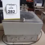 01 CENTRIFUGA LABORATORIAL MODELO MACRO EV 04. (NO ESTADO) ATENÇÃO! FAZER A VISITAÇÃO ANTES DE ARREMATAR, NÃO SABEMOS SE FUNCIONA, LEILÃO NÃO TEM GARANTIA E NEM DEVOLUÇÃO, SUJEITO A POSSÍVEIS AVARIAS VISÍVEIS/OCULTAS E/OU AUSÊNCIA DE COMPONENTES.
