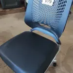 01 CADEIRA PLAX METAL EXECUTIVA GIRATÓRIA COM BASE CROMADA.(NO ESTADO) ATENÇÃO! FAZER A VISITAÇÃO ANTES DE ARREMATAR, NÃO SABEMOS SE FUNCIONA, LEILÃO NÃO TEM GARANTIA E NEM DEVOLUÇÃO, SUJEITO A POSSÍVEIS AVARIAS VISÍVEIS/OCULTAS E/OU AUSÊNCIA DE COMPONENTES.