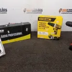01 PARAFUSADEIRA BATERIA 21V MARCA BOMVINK E 01 MICROFONE AURICULAR COM MICROFONE DE LAPELA MARCA ARCANO. (NO ESTADO) ATENÇÃO! FAZER A VISITAÇÃO ANTES DE ARREMATAR, NÃO SABEMOS SE FUNCIONA, LEILÃO NÃO TEM GARANTIA E NEM DEVOLUÇÃO, SUJEITO A POSSÍVEIS AVARIAS VISÍVEIS/OCULTAS E/OU AUSÊNCIA DE COMPONENTES.