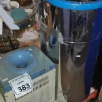 01 BEBEDOURO PARA GARRAFÃO, E 02 LIXEIRAS EM INOX. (NO ESTADO) ATENÇÃO! FAZER A VISITAÇÃO ANTES DE ARREMATAR, NÃO SABEMOS SE FUNCIONA, LEILÃO NÃO TEM GARANTIA E NEM DEVOLUÇÃO, SUJEITO A POSSÍVEIS AVARIAS VISÍVEIS/OCULTAS E/OU AUSÊNCIA DE COMPONENTES.