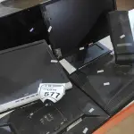 06 MONITORES DE MARCAS E MODELOS DIVERSOS. (NO ESTADO) ATENÇÃO! FAZER A VISITAÇÃO ANTES DE ARREMATAR, NÃO SABEMOS SE FUNCIONA, LEILÃO NÃO TEM GARANTIA E NEM DEVOLUÇÃO, SUJEITO A POSSÍVEIS AVARIAS VISÍVEIS/OCULTAS E/OU AUSÊNCIA DE COMPONENTES.
