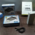 03 ADAPTADORES CONVERSOR DE VGA PARA HDMI VIDEO E AUDIO, 01 TABLET AMARELO E 01 CARREGADOR PORTATIL. (NO ESTADO, NÃO SABEMOS SE FUNCIONA. LEILÃO NÃO TEM GARANTIA E NEM DEVOLUÇÃO, SUJEITO A POSSÍVEIS AVARIAS VISÍVEIS/OCULTAS E/OU AUSÊNCIA DE COMPONENTES)
