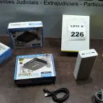 03 ADAPTADORES CONVERSOR DE VGA PARA HDMI VIDEO E AUDIO, 01 TABLET AMARELO E 01 CARREGADOR PORTATIL. (NO ESTADO, NÃO SABEMOS SE FUNCIONA. LEILÃO NÃO TEM GARANTIA E NEM DEVOLUÇÃO, SUJEITO A POSSÍVEIS AVARIAS VISÍVEIS/OCULTAS E/OU AUSÊNCIA DE COMPONENTES)
