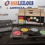 01 MÁQUINA DE DATILOGRAFIA MODELO PRÁXIS 201-II MARCA OLIVETTI E 01 MINI BATERIA ROCK BAND. (NO ESTADO) ATENÇÃO! FAZER A VISITAÇÃO ANTES DE ARREMATAR, NÃO SABEMOS SE FUNCIONA, LEILÃO NÃO TEM GARANTIA E NEM DEVOLUÇÃO, SUJEITO A POSSÍVEIS AVARIAS VISÍVEIS/OCULTAS E/OU AUSÊNCIA DE COMPONENTES.