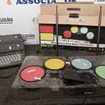 01 MÁQUINA DE DATILOGRAFIA MODELO PRÁXIS 201-II MARCA OLIVETTI E 01 MINI BATERIA ROCK BAND. (NO ESTADO) ATENÇÃO! FAZER A VISITAÇÃO ANTES DE ARREMATAR, NÃO SABEMOS SE FUNCIONA, LEILÃO NÃO TEM GARANTIA E NEM DEVOLUÇÃO, SUJEITO A POSSÍVEIS AVARIAS VISÍVEIS/OCULTAS E/OU AUSÊNCIA DE COMPONENTES.