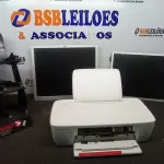  01 EXPOSITOR, 01 IMPRESSORA HP DESKJET 1115 E 02 MONITORES SEM PÉ.  (NO ESTADO) ATENÇÃO! FAZER A VISITAÇÃO ANTES DE ARREMATAR, NÃO SABEMOS SE FUNCIONA, LEILÃO NÃO TEM GARANTIA E NEM DEVOLUÇÃO, SUJEITO A POSSÍVEIS AVARIAS VISÍVEIS/OCULTAS E/OU AUSÊNCIA DE COMPONENTES.