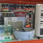 01 COIFA DE PAREDE EM AÇO INOX COM PAINEL DE VIDRO MARCAR SUGGAR E 01 UMIDIFICADOR DE AR E 01 MASSAGEADOR PARA PÉS. (NO ESTADO) ATENÇÃO! FAZER A VISITAÇÃO ANTES DE ARREMATAR, NÃO SABEMOS SE FUNCIONA, LEILÃO NÃO TEM GARANTIA E NEM DEVOLUÇÃO, SUJEITO A POSSÍVEIS AVARIAS VISÍVEIS/OCULTAS E/OU AUSÊNCIA DE COMPONENTES.
