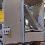 02 ARMÁRIOS BAIXOS COM SUPORTE PARA CPU COM 01 GAVETA E 01 PORTA E 01 ARMÁRIO BAIXO EM MADEIRA. (NO ESTADO) ATENÇÃO! FAZER A VISITAÇÃO ANTES DE ARREMATAR, NÃO SABEMOS SE FUNCIONA, LEILÃO NÃO TEM GARANTIA E NEM DEVOLUÇÃO, SUJEITO A POSSÍVEIS AVARIAS VISÍVEIS/OCULTAS E/OU AUSÊNCIA DE COMPONENTES.