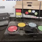 01 MÁQUINA DE DATILOGRAFIA MODELO PRÁXIS 201-II MARCA OLIVETTI E 01 MINI BATERIA ROCK BAND. (NO ESTADO) ATENÇÃO! FAZER A VISITAÇÃO ANTES DE ARREMATAR, NÃO SABEMOS SE FUNCIONA, LEILÃO NÃO TEM GARANTIA E NEM DEVOLUÇÃO, SUJEITO A POSSÍVEIS AVARIAS VISÍVEIS/OCULTAS E/OU AUSÊNCIA DE COMPONENTES.