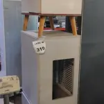 02 ARMÁRIOS BAIXOS COM SUPORTE PARA CPU COM 01 GAVETA E 01 PORTA E 01 ARMÁRIO BAIXO EM MADEIRA. (NO ESTADO) ATENÇÃO! FAZER A VISITAÇÃO ANTES DE ARREMATAR, NÃO SABEMOS SE FUNCIONA, LEILÃO NÃO TEM GARANTIA E NEM DEVOLUÇÃO, SUJEITO A POSSÍVEIS AVARIAS VISÍVEIS/OCULTAS E/OU AUSÊNCIA DE COMPONENTES.