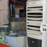 01 COIFA DE PAREDE EM AÇO INOX COM PAINEL DE VIDRO MARCAR SUGGAR E 01 UMIDIFICADOR DE AR E 01 MASSAGEADOR PARA PÉS. (NO ESTADO) ATENÇÃO! FAZER A VISITAÇÃO ANTES DE ARREMATAR, NÃO SABEMOS SE FUNCIONA, LEILÃO NÃO TEM GARANTIA E NEM DEVOLUÇÃO, SUJEITO A POSSÍVEIS AVARIAS VISÍVEIS/OCULTAS E/OU AUSÊNCIA DE COMPONENTES.