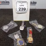 05 RELÓGIOS DE PULSO DE MODELOS DIVERSOS. (NO ESTADO) ATENÇÃO! FAZER A VISITAÇÃO ANTES DE ARREMATAR, NÃO SABEMOS SE FUNCIONA, LEILÃO NÃO TEM GARANTIA E NEM DEVOLUÇÃO, SUJEITO A POSSÍVEIS AVARIAS VISÍVEIS/OCULTAS E/OU AUSÊNCIA DE COMPONENTES.