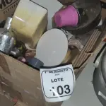 01 LOTE COM VÁRIOS AZULEJOS DECORATIVOS PARA BANHEIROS, SECADOR DE SALADA, VASOS E ITENS DECORATIVOS DIVERSOS. (NO ESTADO) ATENÇÃO! FAZER A VISITAÇÃO ANTES DE ARREMATAR, NÃO SABEMOS SE FUNCIONA, LEILÃO NÃO TEM GARANTIA E NEM DEVOLUÇÃO, SUJEITO A POSSÍVEIS AVARIAS VISÍVEIS/OCULTAS E/OU AUSÊNCIA DE COMPONENTES.