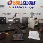 01 RELÓGIO DE PONTO MARCA PONTO, 02 LEITORES DE CÓDIGO DE BARRAS, 01 SCANNER DE MESA E 08 UNIDADES DE DVD EXTERNAS. (NO ESTADO) ATENÇÃO! FAZER A VISITAÇÃO ANTES DE ARREMATAR, NÃO SABEMOS SE FUNCIONA, LEILÃO NÃO TEM GARANTIA E NEM DEVOLUÇÃO, SUJEITO A POSSÍVEIS AVARIAS VISÍVEIS/OCULTAS E/OU AUSÊNCIA DE COMPONENTES.