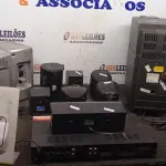 01 HOME THEATER MARCA PHILCO, 08 CAIXAS DE SOM, 01 AMPLIFICADOR E 01 APARELHO DE SOM COM 02 CAIXAS. (NO ESTADO) ATENÇÃO! FAZER A VISITAÇÃO ANTES DE ARREMATAR, NÃO SABEMOS SE FUNCIONA, LEILÃO NÃO TEM GARANTIA E NEM DEVOLUÇÃO, SUJEITO A POSSÍVEIS AVARIAS VISÍVEIS/OCULTAS E/OU AUSÊNCIA DE COMPONENTES.