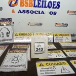 01 LOTE COM PLACAS SINALIZADORAS. (NO ESTADO) ATENÇÃO! FAZER A VISITAÇÃO ANTES DE ARREMATAR, NÃO SABEMOS SE FUNCIONA, LEILÃO NÃO TEM GARANTIA E NEM DEVOLUÇÃO, SUJEITO A POSSÍVEIS AVARIAS VISÍVEIS/OCULTAS E/OU AUSÊNCIA DE COMPONENTES.