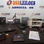 01 RELÓGIO DE PONTO MARCA PONTO, 02 LEITORES DE CÓDIGO DE BARRAS, 01 SCANNER DE MESA E 08 UNIDADES DE DVD EXTERNAS. (NO ESTADO) ATENÇÃO! FAZER A VISITAÇÃO ANTES DE ARREMATAR, NÃO SABEMOS SE FUNCIONA, LEILÃO NÃO TEM GARANTIA E NEM DEVOLUÇÃO, SUJEITO A POSSÍVEIS AVARIAS VISÍVEIS/OCULTAS E/OU AUSÊNCIA DE COMPONENTES.