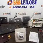 01 RELÓGIO DE PONTO MARCA PONTO, 02 LEITORES DE CÓDIGO DE BARRAS, 01 SCANNER DE MESA E 08 UNIDADES DE DVD EXTERNAS. (NO ESTADO) ATENÇÃO! FAZER A VISITAÇÃO ANTES DE ARREMATAR, NÃO SABEMOS SE FUNCIONA, LEILÃO NÃO TEM GARANTIA E NEM DEVOLUÇÃO, SUJEITO A POSSÍVEIS AVARIAS VISÍVEIS/OCULTAS E/OU AUSÊNCIA DE COMPONENTES.